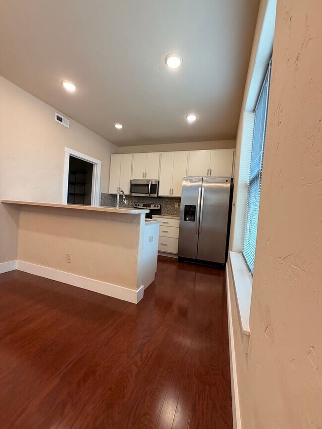 Building Photo - 525 E Kiowa St