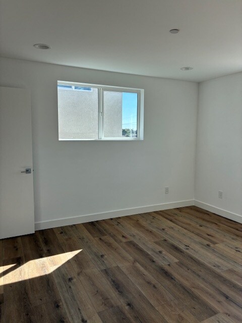 Building Photo - 449 W 74th St