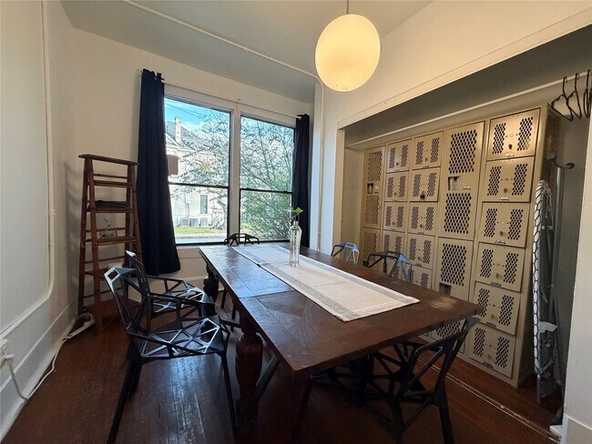 Building Photo - 402 Hyde Park Blvd