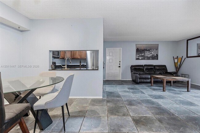 Building Photo - 3083 N Oakland Forest Dr