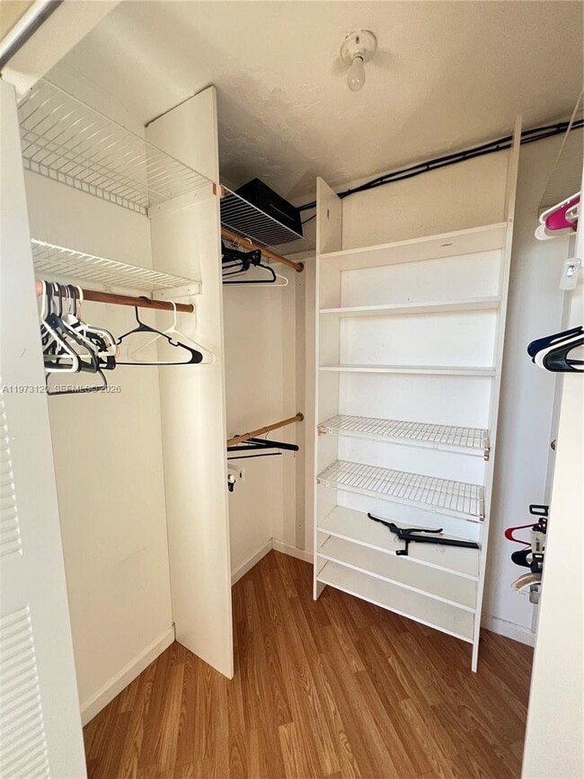 Building Photo - 2851 Somerset Dr