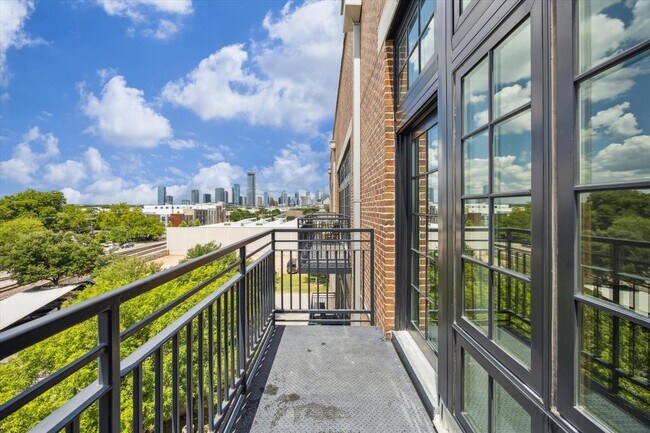 Building Photo - 2235 E 6th St