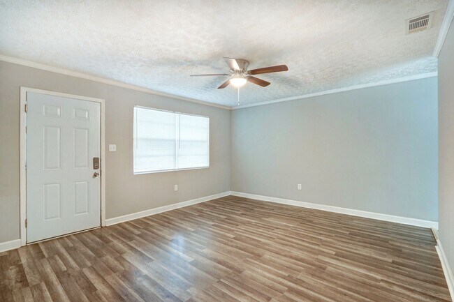 Building Photo - Large 3BR/1BA Downtown House For Rent Walking Distance to Daffin Park