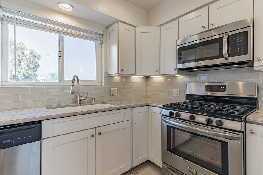 Kitchen - Plenty of Cabinet Space - 851 Cypress Ave