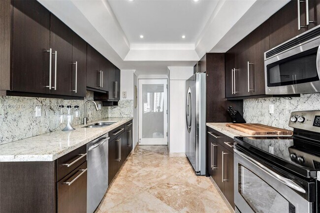 Building Photo - 520 Brickell Key Dr