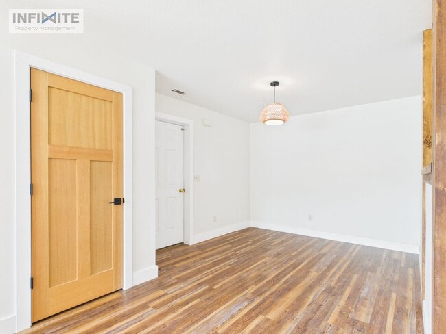Building Photo - Updated 2 Bedroom in Belgrade