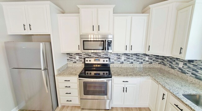 Building Photo - 3 Bed / 2-1/2 Bath Single Family Townhome w/1-Car Garage