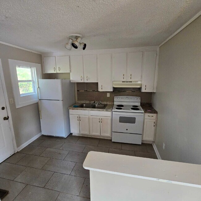 Building Photo - "Full Brick 3-Bed Home on Monroe Avenue: In the Heart of Macon!"