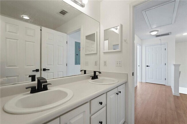 Building Photo - Spacious 3-Bedroom Townhouse in Prime Savannah Location, Move-in Special: FREE RENT for December!!