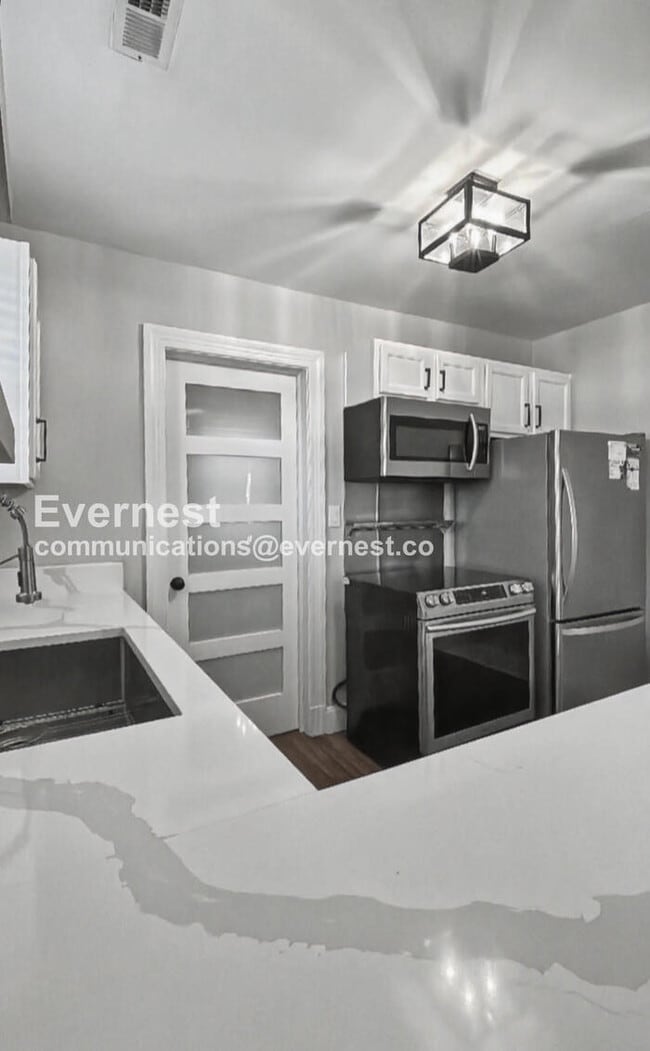 Building Photo - Museum District Charm Meets Modern Living / 3 bd & 2 ba / Availabe Now!