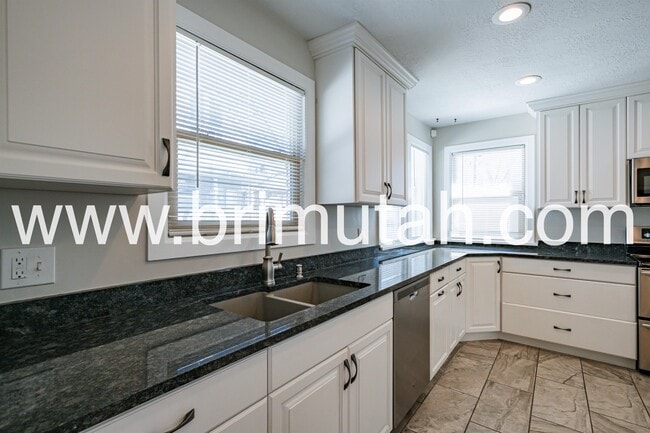 Building Photo - 1572 Kensington Ave