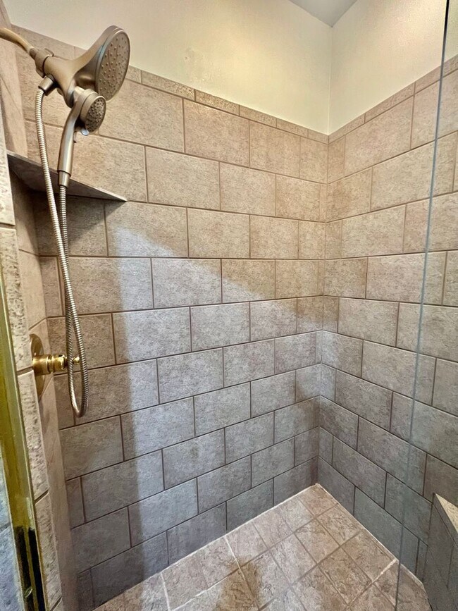 Building Photo - 5 Bed, 3.5 Bath w/ 3 Car Garage Less than 1 Mile from Downtown Franklin