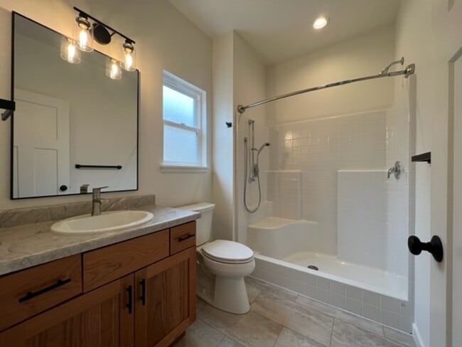 Building Photo - NEWER 3/2 Construction in Eureka! Beautifu...