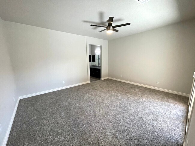 Building Photo - Beautiful 3 Bedroom 2 Bathroom Home! *HOME IS CURRENTLY OCCUPIED, PLEASE DO NOT DISTURB THE TENANT*