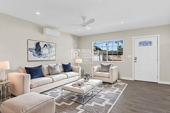 Building Photo - 940 E Anahurst Pl