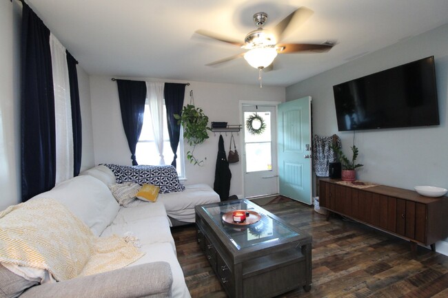 Building Photo - Updated 2BR Home Near Downtown Pensacola –...