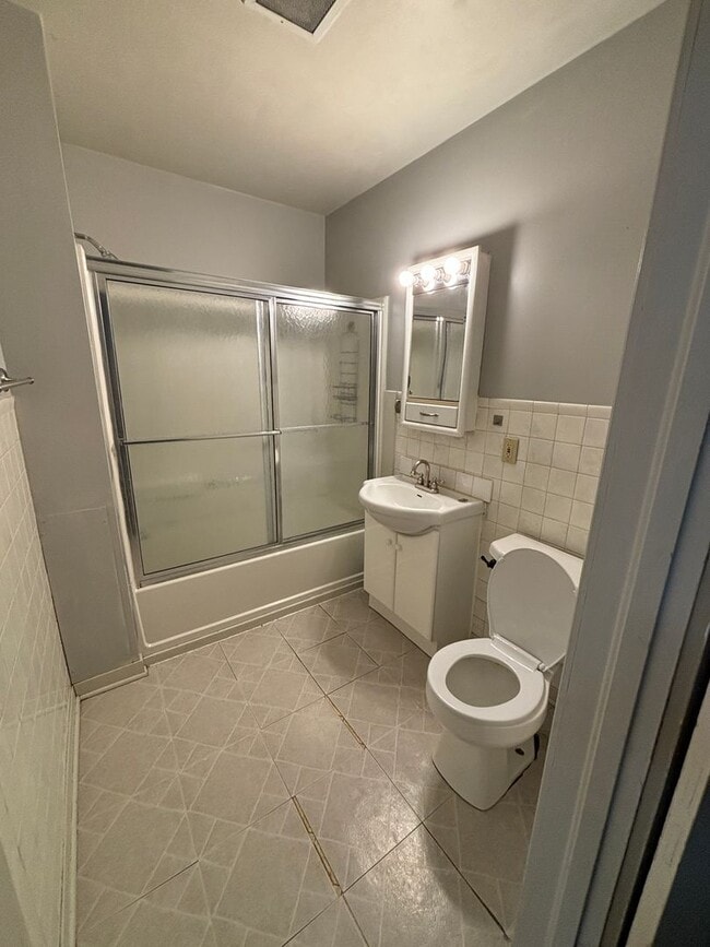 Building Photo - 3 bedroom, 1 bath apartment in Cedar Falls