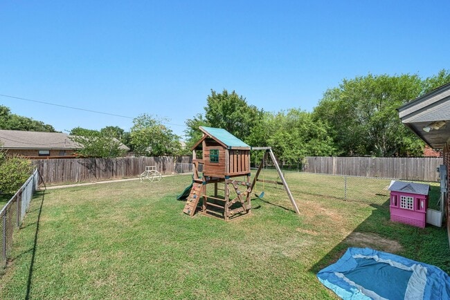 Building Photo - AUGUST PRE-LEASE!!  Cute 2 Bedroom 2 Bathr...