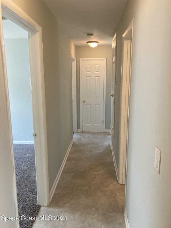 Building Photo - 988 Nicklaus Dr