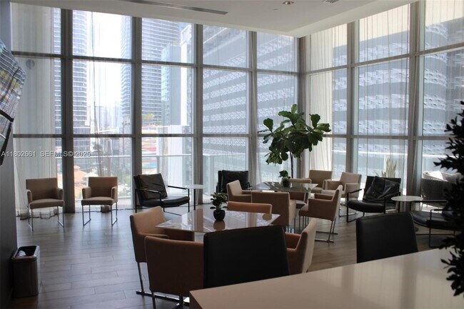 Building Photo - 1100S S Miami Ave