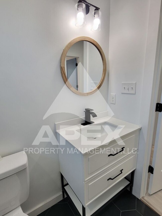Building Photo - 3 Bd - 2 Ba Single family home mins from D...
