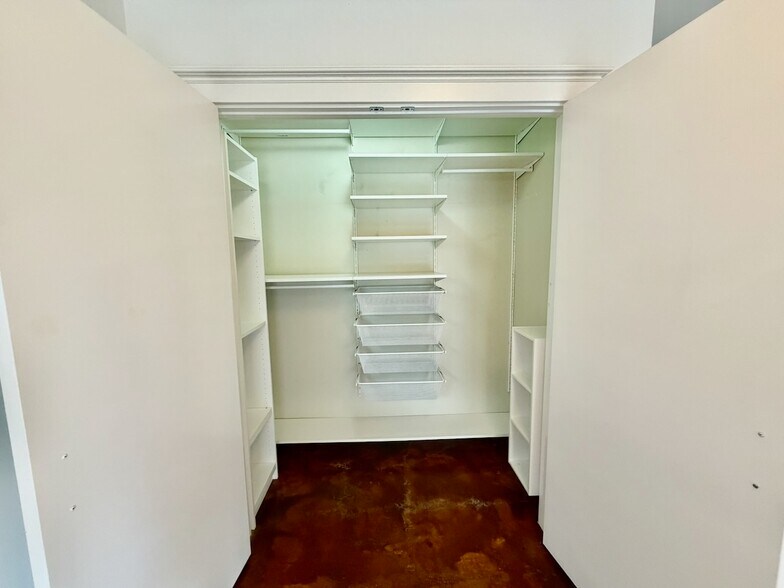 Building Photo - 3263 Louise St