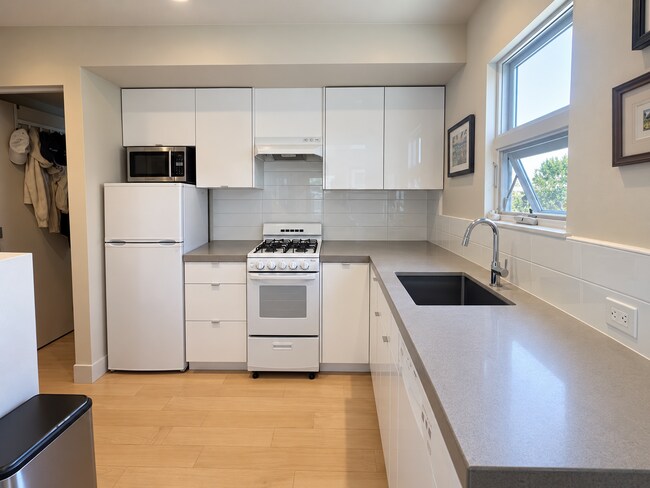 Building Photo - 453 Seaview Dr