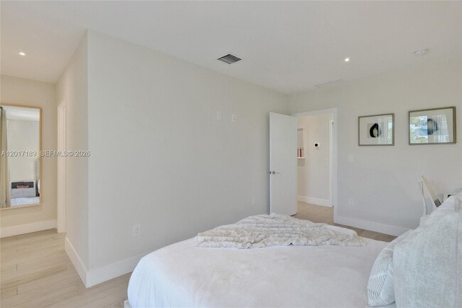 Building Photo - 2851 SW 33rd Ct