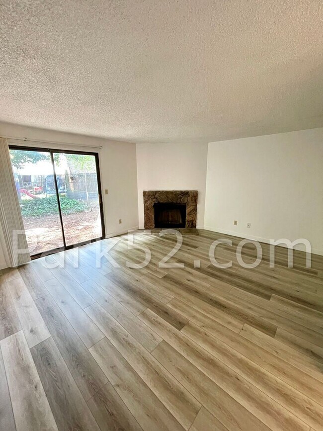 Building Photo - Remodeled 2 Bedroom Townhome!