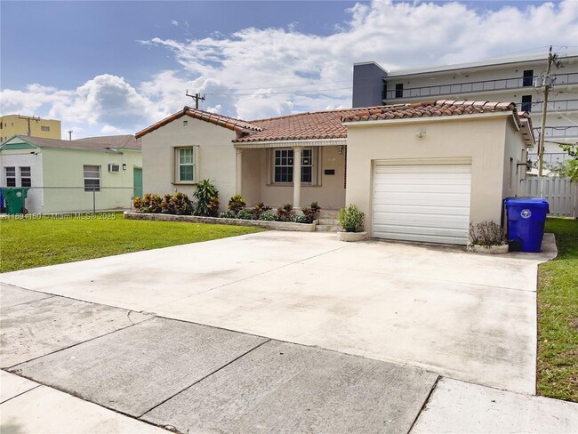 Building Photo - 2290 SW 26th Ln