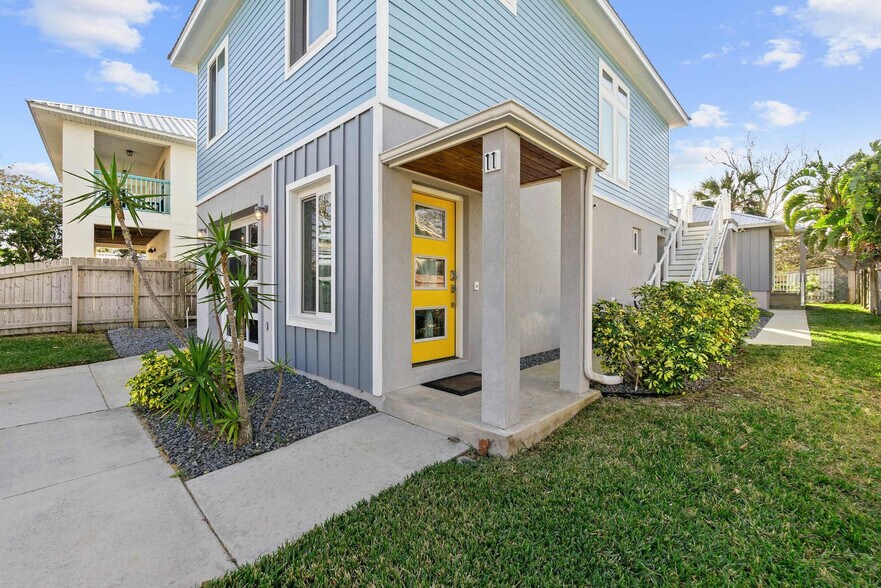 Building Photo - 11 Comares Ave S