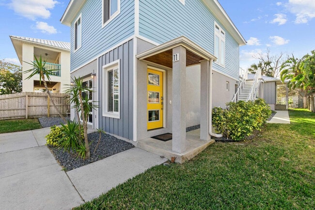 Building Photo - 11 Comares Ave S