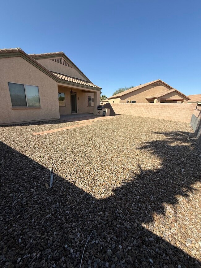 Building Photo - House For Rent