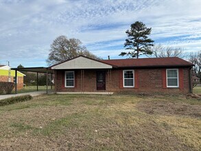Building Photo - Ranch home near uptown