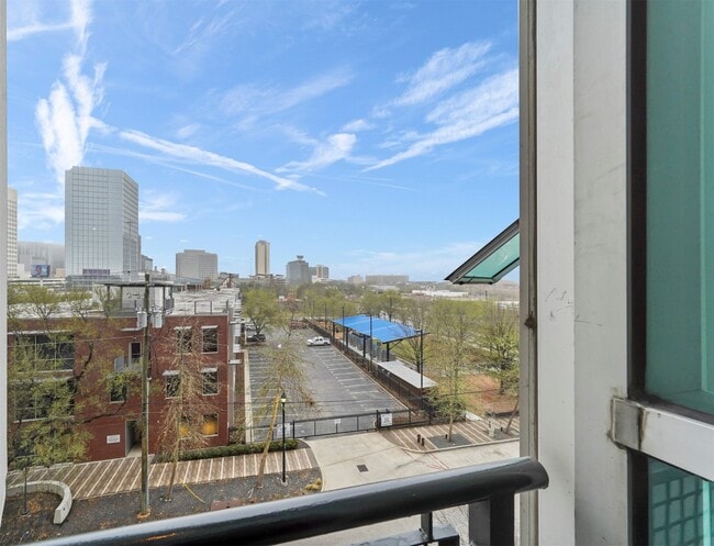 Building Photo - 2000 Bagby St