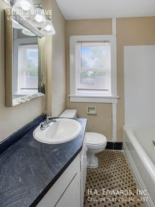 Building Photo - 1620 2nd Ave