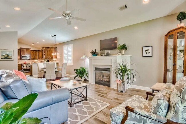 Building Photo - 1121 E Maxwell St