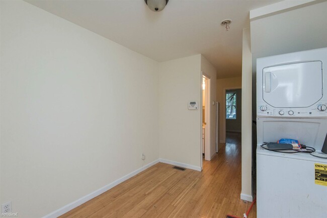 Building Photo - 2 br, 1 bath Triplex - 1745 WILLINGTON ST ...