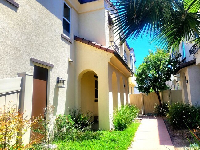Building Photo - Gorgeous 4 Bedroom 4Bath Home With Solar a...