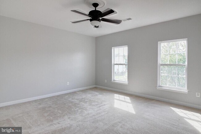 Building Photo - 2150 Chestnut Ln