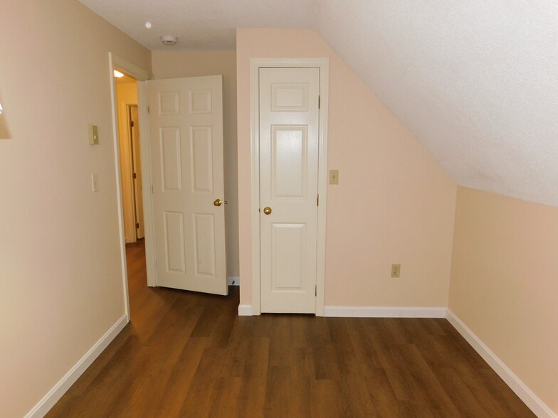 Building Photo - 4 Willow Creek Ln