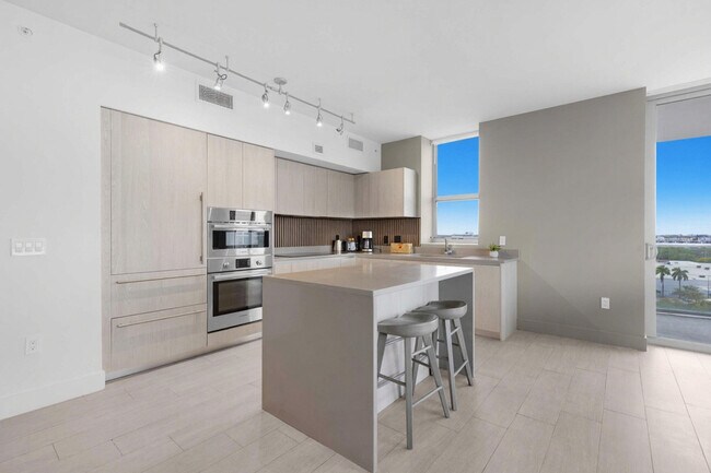 Building Photo - 4010 S Ocean Dr