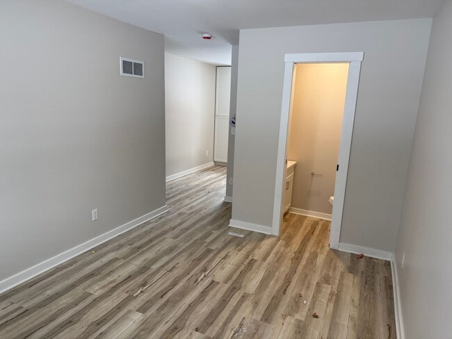 Building Photo - Elizabeth - 321/323