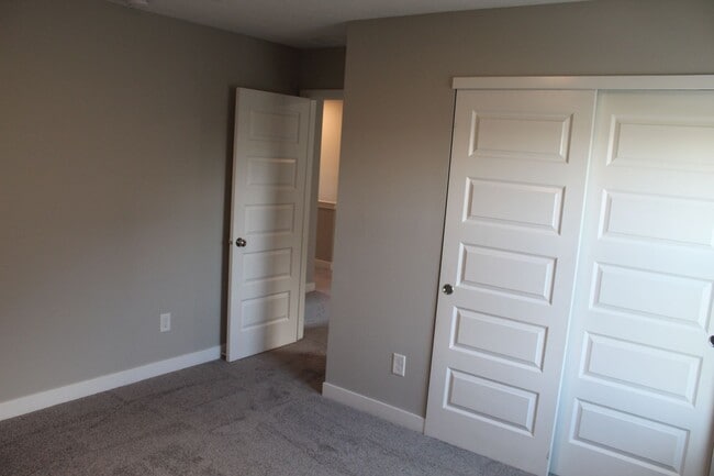 Building Photo - Spacious Move In Ready 5 BR in Avon!