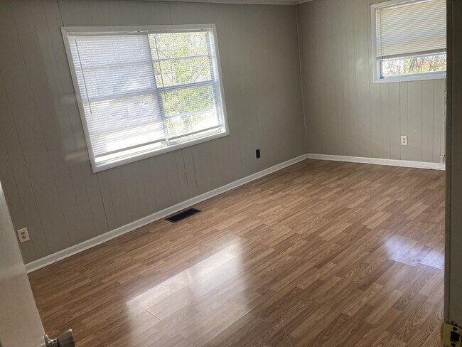 Building Photo - 3-bedroom, 2-bathroom home is located on a dead-end street, offering privacy while still being co...