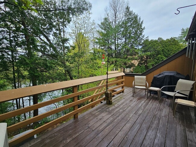Building Photo - 1 Bedroom, 1.5 Bath Quarry Townhouse