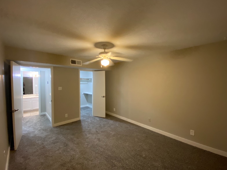 Building Photo - 9700 Leawood Blvd