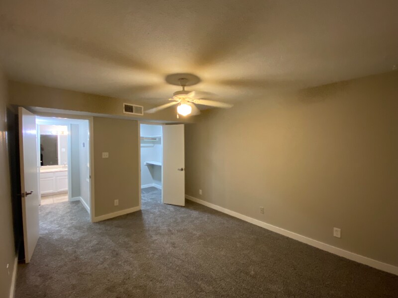 Building Photo - 9700 Leawood Blvd