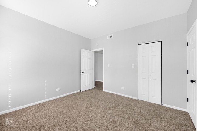 Building Photo - 4853 S Prairie Ave