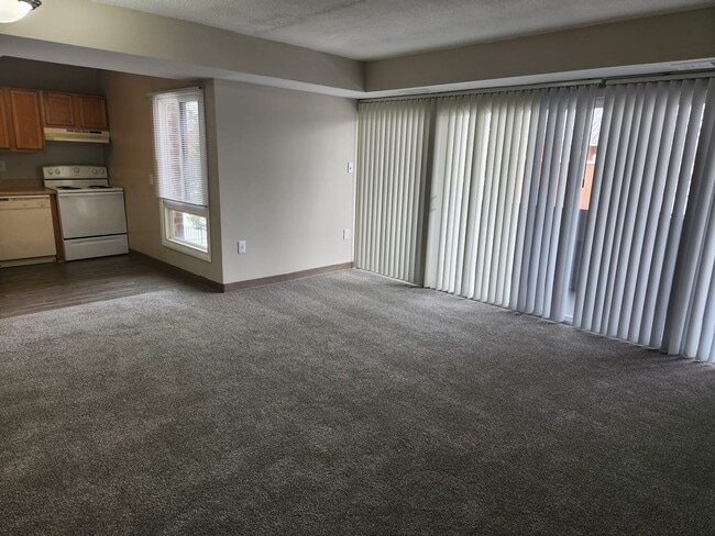 Building Photo - Spacious Two Bedroom Apartment Home Availa...